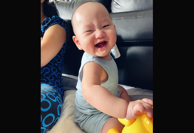 Hàng loạt những bức ảnh của bé nổi ầm ầm trên mạng xã hội cuối năm 2019 và được mệnh danh em bé siêu dễ thương showbiz Việt.
