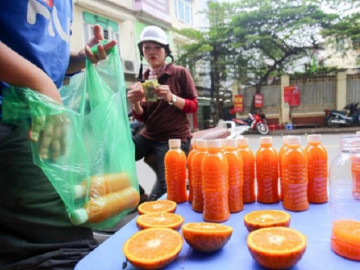 Bán cam vắt vỉa hè, tiểu thương lãi cả triệu đồng mỗi ngày giữa đợt dịch COVID-19