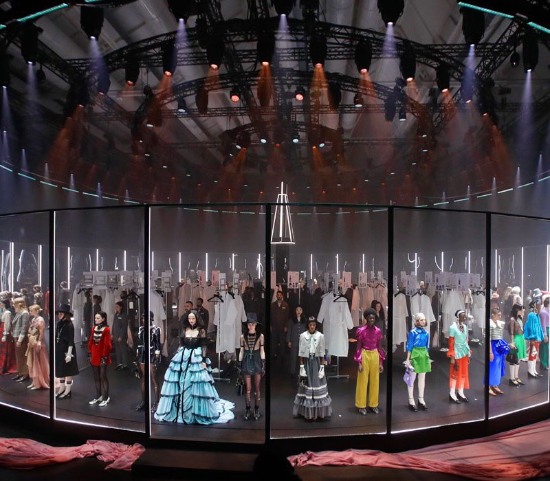 Trong ngày mở màn Milan Fashion Week, Gucci đã phù phép sàn diễn thông thường trở nên ấn tượng. Bằng cách tạo dụng 1 sân khấu quay tròn khổng lồ, những người mẫu bị 'nhốt' sẽ chỉ đứng im để khán giá chiêm ngưỡng trọn vẹn 60 thiết kế thuộc BST Thu Đông 2020. 
