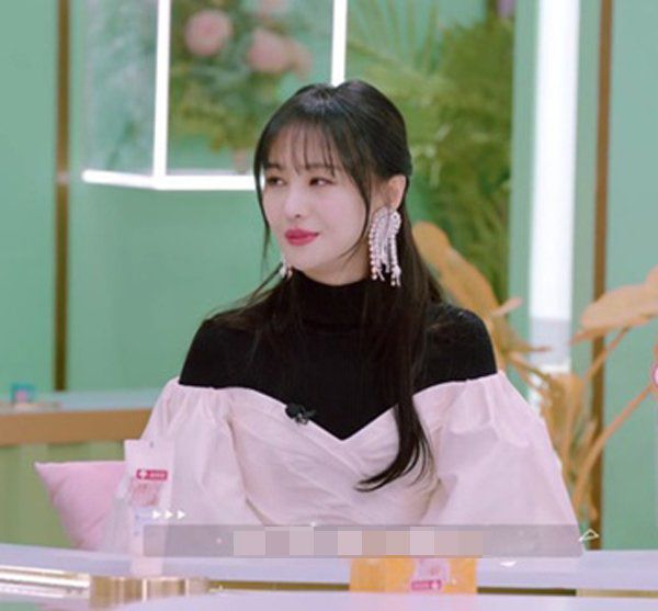 Ngôi sao 24/7: Lộ ảnh hôn gái lạ dù đã có vợ, nam thần xứ Đài amp;#34;chối bay chối biếnamp;#34; - 4