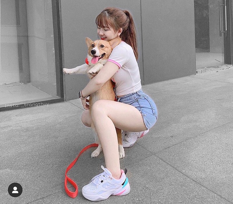 Nhiều cư dân mạng gọi Thuỳ Trang là hot girl thú cưng, bởi cô rất chăm chỉ đi chơi với chú chó của mình, nhưng bên cạnh đó cũng không quên phô diễn đường cong nóng bỏng trong từng khoảnh khắc.
