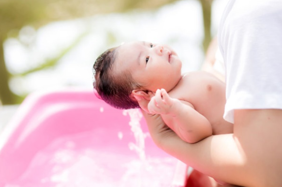 Trẻ sơ sinh bị kê nên tắm lá gì và cách chăm sóc bé nhanh khỏi - 2