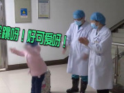 Clip Eva - Cảm động cảnh bé gái Hồ Bắc nhiễm Covid-19 nhảy điệu "kẹo mút" cảm ơn bác sĩ chăm sóc mình