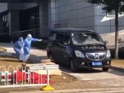 Tin tức - Giám đốc bệnh viện ở Vũ Hán qua đời vì COVID-19: Vợ chạy theo xe tang, gào khóc thảm thiết