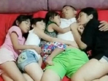Bức ảnh bố và 3 con gái ngủ chung giường rất tình cảm nhưng ai xem cũng lắc đầu