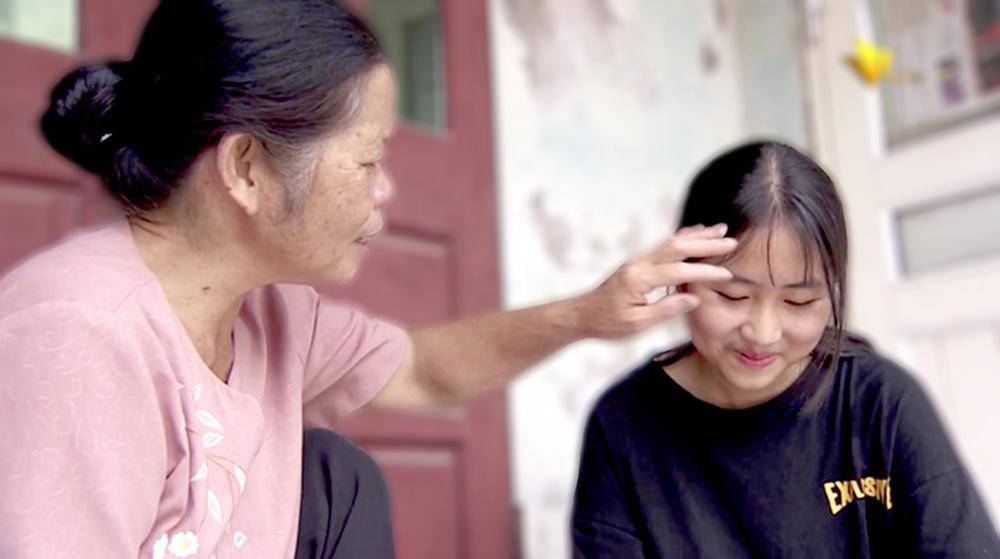 be gai bi me bo roi, phai song voi giup viec ngheo cach day 16 nam gio ra sao? - 4