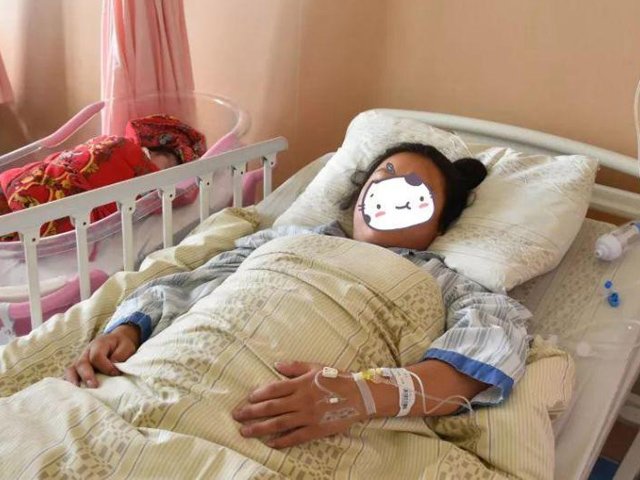 vo moi sinh than "nem co van de", chong vua kiem tra hot hoang be ngay di cap cuu - 1