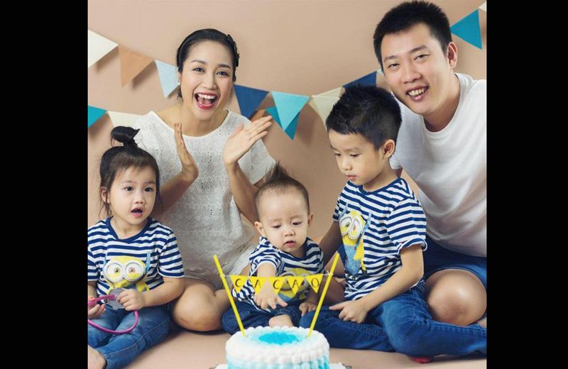 Hiện tại Ốc Thanh Vân đã bước sang tuổi 36, nhiều khán giả cho rằng cô không nên mang thai thêm nữa vì gia đình có 3 bé "đủ nếp đủ tẻ" là đã viên mãn. 
