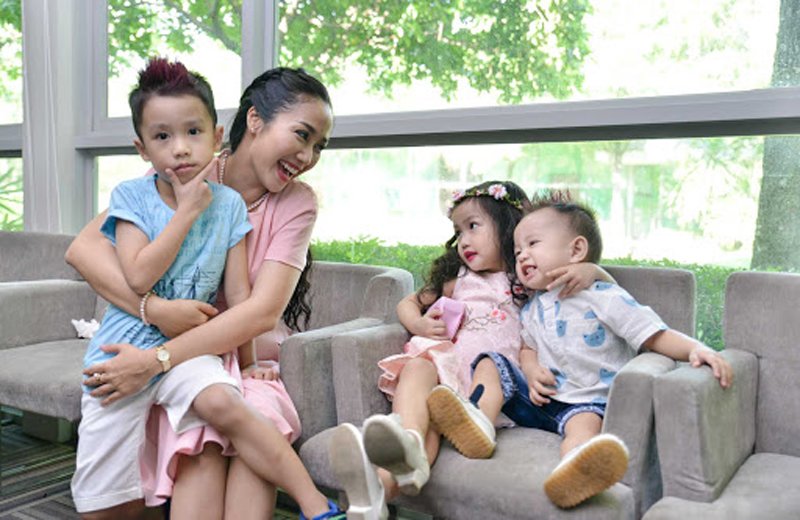 Hiện tại cả 3 bé nhà Ốc Thanh Vân đều đã lớn, cô cũng thường xuyên chia sẻ cuộc sống hàng ngày của mình lên mạng xã hội, qua đó mọi người có thể thấy được cuộc sống của 1 mẹ bỉm sữa 3 con "đầu tắt mặt tối" đến như thế nào.
