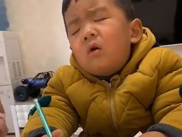 Dở khóc, dở cười cảnh cậu bé vừa học vừa ngủ gật sau kỳ nghỉ tết dài nhất lịch sử