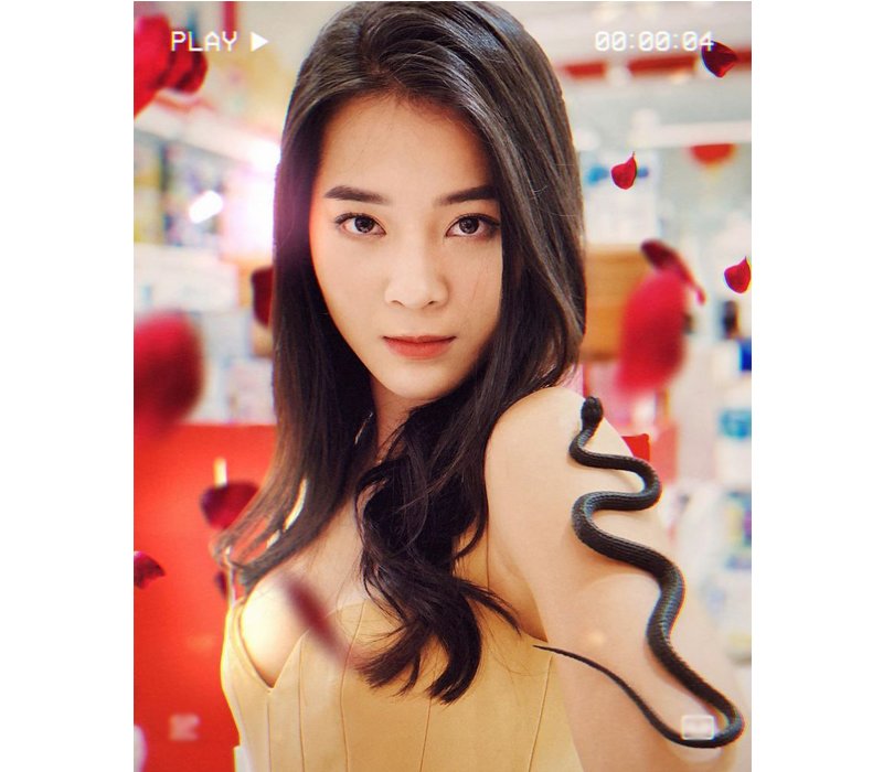 Xuất hiện trong series MV ca nhạc của ca sĩ Hương Giang, Karen Nguyễn với vai Hân 'Tuesday' đã nhận được sự quan tâm, yêu thích của rất nhiều khán giả Việt. Gương mặt xinh đẹp, sắc sảo cùng lối diễn đầy cuốn hút giúp cô nàng ghi điểm tuyệt đối.
