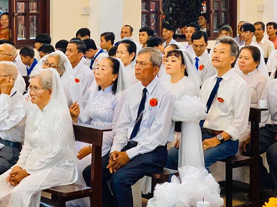 Cử chỉ ngọt ngào danh ca Hương Lan dành cho chồng trong lễ cưới thứ 2 ở tuổi 64 - 3