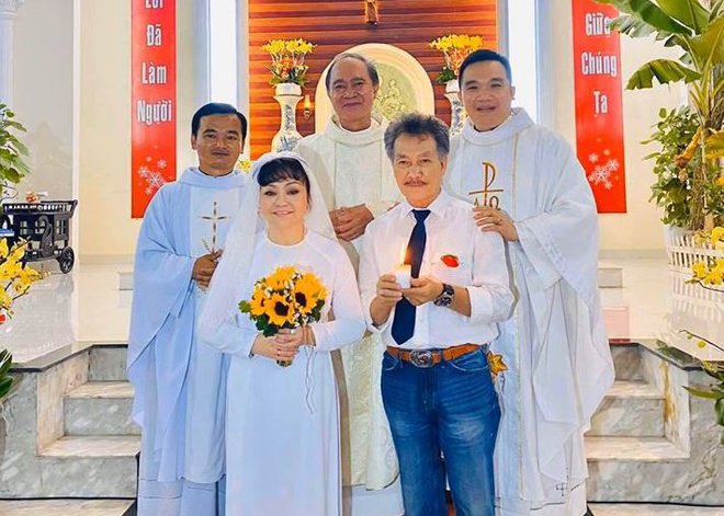 Cử chỉ ngọt ngào danh ca Hương Lan dành cho chồng trong lễ cưới thứ 2 ở tuổi 64 - 5