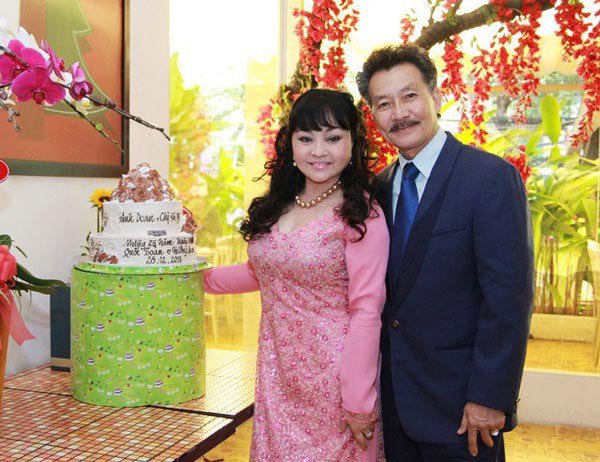Cử chỉ ngọt ngào danh ca Hương Lan dành cho chồng trong lễ cưới thứ 2 ở tuổi 64 - 8