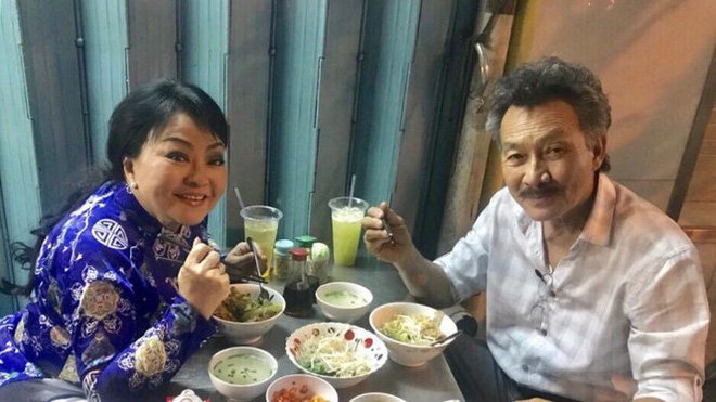 Cử chỉ ngọt ngào danh ca Hương Lan dành cho chồng trong lễ cưới thứ 2 ở tuổi 64 - 9