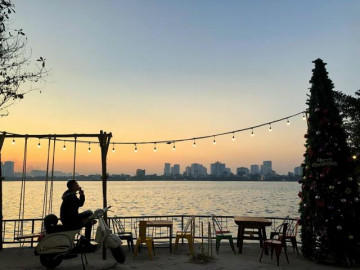 Ngắm trọn Hồ Tây và chill với quán cà phê ven hồ siêu yên tĩnh