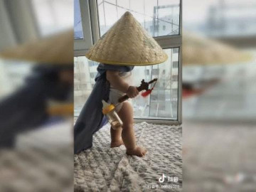 Khi bạn có bố mẹ đam mê phim kiếm hiệp và cái kết khiến CĐM cười nghiêng ngả