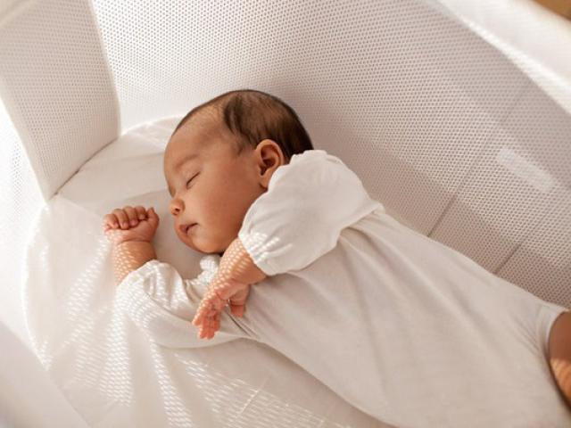 Trẻ sơ sinh ngủ nhiều bú ít có nguy hiểm không?