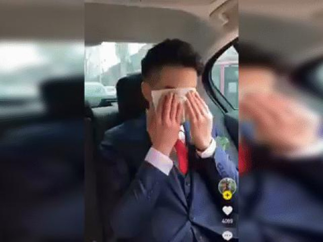 Clip Eva - Thấy dung nhan cô dâu, chú rể bật khóc nức nở ngay trên xe hoa