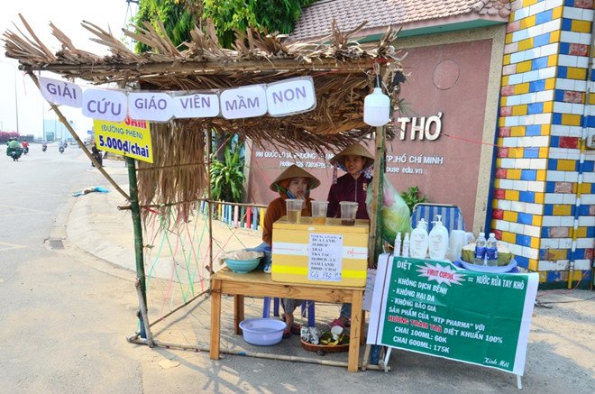 giao vien mam non tu thuc nghi khong luong keu troi, ban nuoc dua, giay dep de trang trai - 3