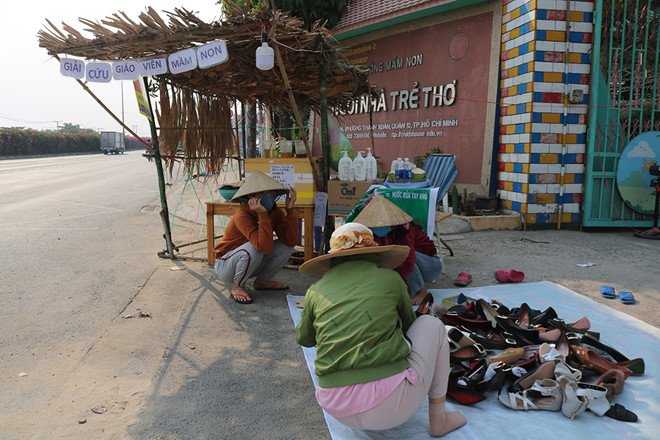 giao vien mam non tu thuc nghi khong luong keu troi, ban nuoc dua, giay dep de trang trai - 4