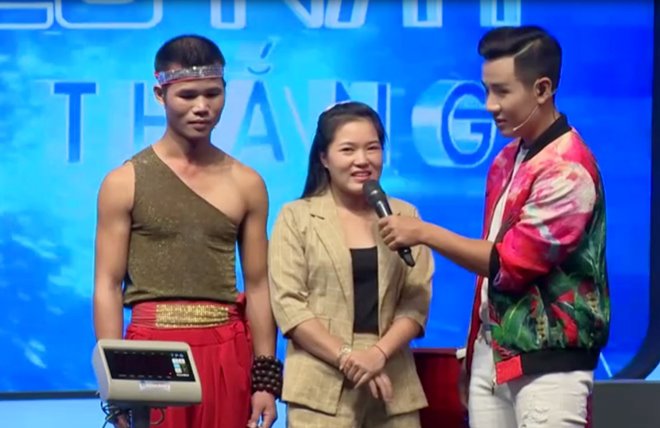 Hari Won, Võ Hoàng Yến nghẹn ngào nhìn anh xe ôm hôn vợ khóc sau khi suýt mất mạng - 11