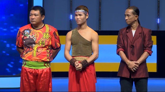 Hari Won, Võ Hoàng Yến nghẹn ngào nhìn anh xe ôm hôn vợ khóc sau khi suýt mất mạng - 3