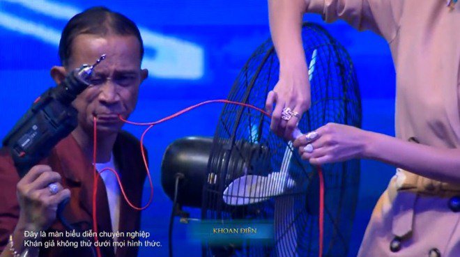 Hari Won, Võ Hoàng Yến nghẹn ngào nhìn anh xe ôm hôn vợ khóc sau khi suýt mất mạng - 13