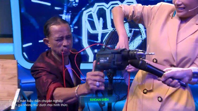 Hari Won, Võ Hoàng Yến nghẹn ngào nhìn anh xe ôm hôn vợ khóc sau khi suýt mất mạng - 14