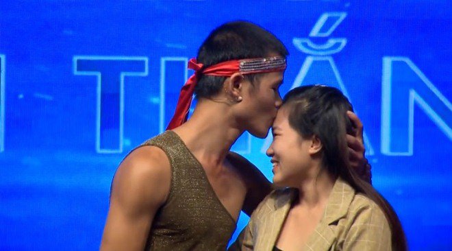 Hari Won, Võ Hoàng Yến nghẹn ngào nhìn anh xe ôm hôn vợ khóc sau khi suýt mất mạng - 10