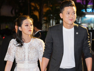 Quách Ngọc Tuyên lần đầu tay trong tay cùng bà xã kém 10 tuổi ra mắt phim mới