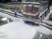 Clip Eva - Nhân viên gác chắn cứu đoàn tàu khỏi tai nạn thảm khốc