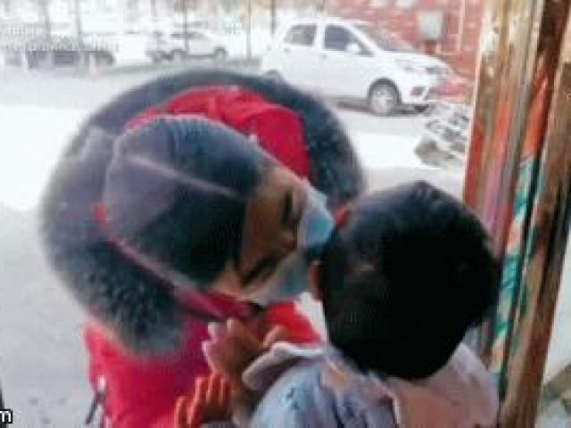 Cảm động nụ hôn qua cửa kính của nữ y tá và con trai sau 26 ngày xa cách