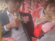 Clip Eva - Màn bóc quà cưới hồi hộp đến phút chót: Chú rể đứng hình, cả hôn trường cười như được mùa