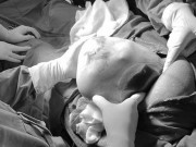 Bà bầu - Bé sơ sinh nằm ngủ ngon lành trong túi ối, chẳng hay biết mình đã chào đời