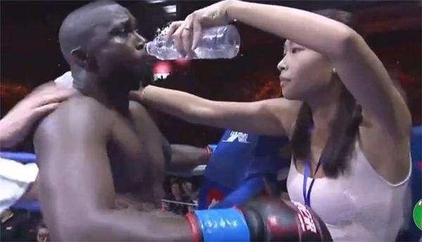 tieu thu nha giau bo tien theo duoi vo si goc phi, vua noi tieng da lam me don than - 3