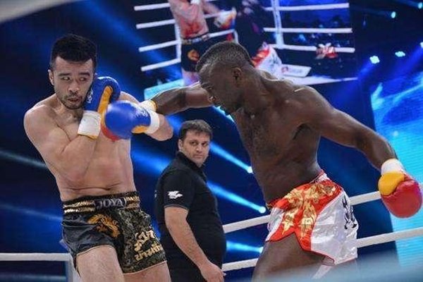 tieu thu nha giau bo tien theo duoi vo si goc phi, vua noi tieng da lam me don than - 1