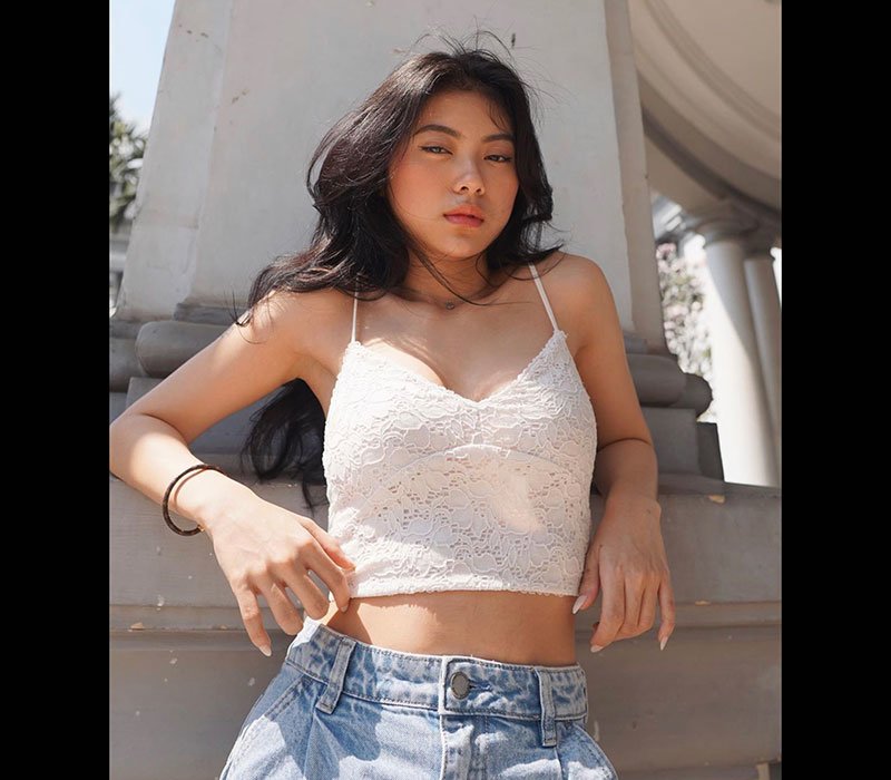 Chỉ mới sinh năm 1996 nhưng Ngọc Nhi sớm được biết đến nhờ đóng quảng cáo, chụp ảnh và làm người người mẫu ảnh khá hot, cô cũng tự kiếm được tiền từ khi còn ngồi trên ghế nhà trường.
