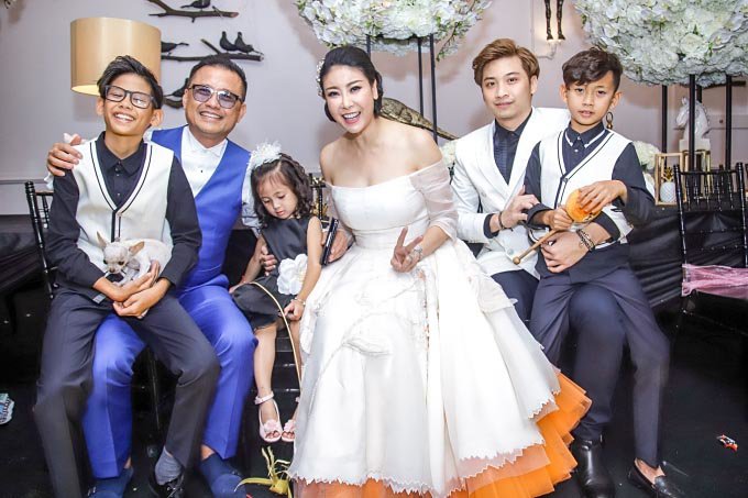 Con riêng của chồng Hà Kiều Anh: Soái ca của gia đình, rất yêu thương các em - 2