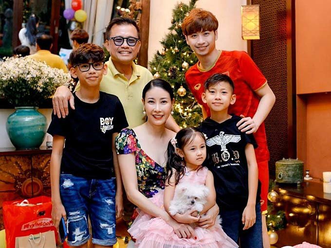 Con riêng của chồng Hà Kiều Anh: Soái ca của gia đình, rất yêu thương các em - 10