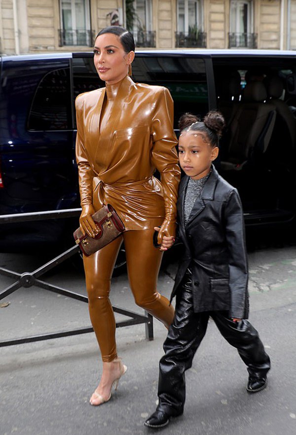 Kim amp;#34;siêu vòng 3amp;#34; mặc bó sát khoe đường cong nhưng amp;#34;bàn tay hư hỏngamp;#34; của chồng mới đáng bàn - 1