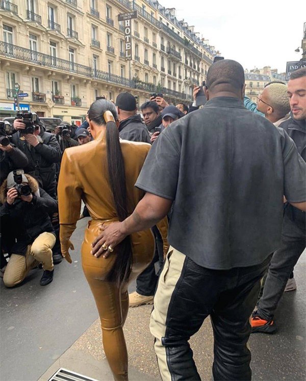 Kim amp;#34;siêu vòng 3amp;#34; mặc bó sát khoe đường cong nhưng amp;#34;bàn tay hư hỏngamp;#34; của chồng mới đáng bàn - 4