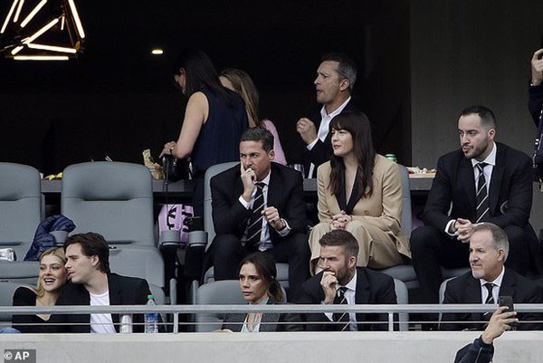 Ở chung 1 khung hình, vợ chồng Beckham amp;#34;đánh bạiamp;#34; cả con trai và bạn gái - 2