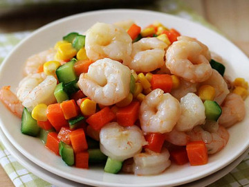 Mẹ làm họa sĩ, vẽ món tôm 3 màu khiến bé thích mê