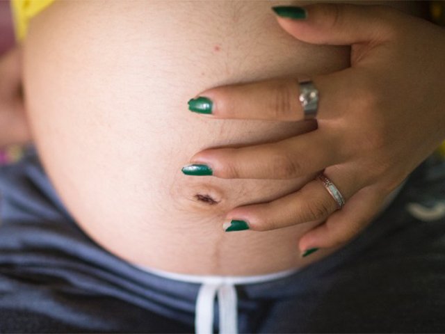 Mẹ khoe bụng bầu khổng lồ như sắp rơi, ai ngờ bên trong là cả một... đàn con