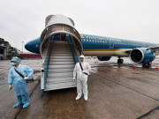 Tin tức - Em bé 2 tháng tuổi một mình từ Hàn Quốc về nước tránh dịch Covid-19