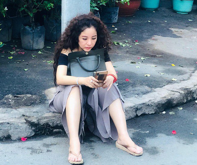 Danh hài Thuý Nga ngủ dậy là ôm điện thoại song lại cấm con gái dùng - 2