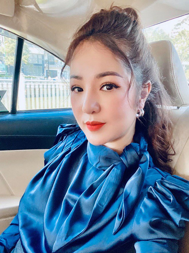 Danh hài Thuý Nga ngủ dậy là ôm điện thoại song lại cấm con gái dùng - 7