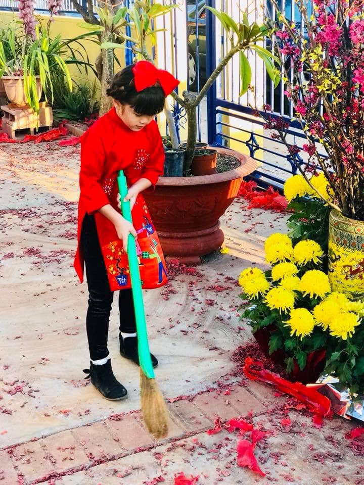 Danh hài Thuý Nga ngủ dậy là ôm điện thoại song lại cấm con gái dùng - 6