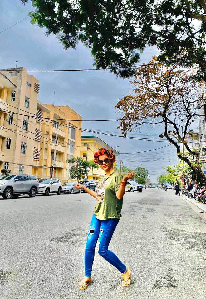 Danh hài Thuý Nga ngủ dậy là ôm điện thoại song lại cấm con gái dùng - 3